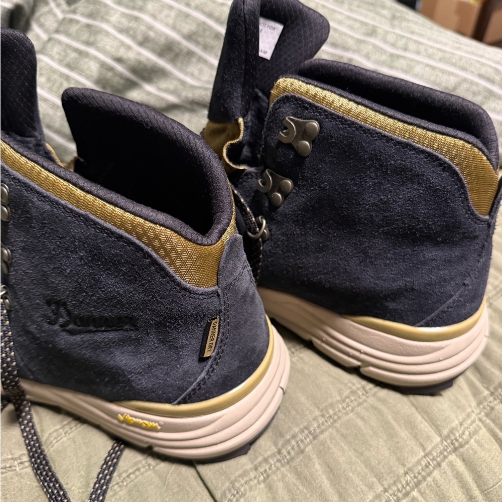 Danner Mountain 600 size 10D - Picture 2 of 6